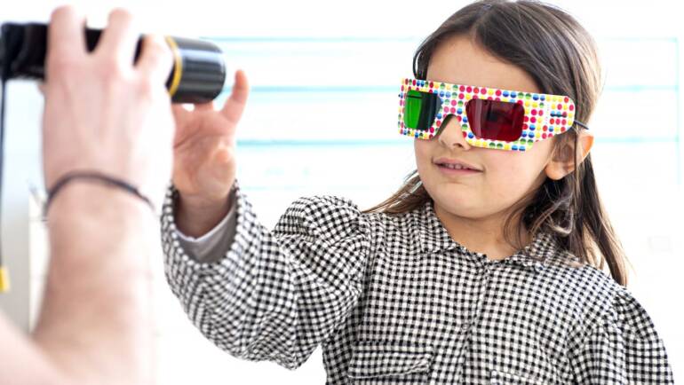 Bambini e occhiali: sceglierli bene e renderli un “gioco”